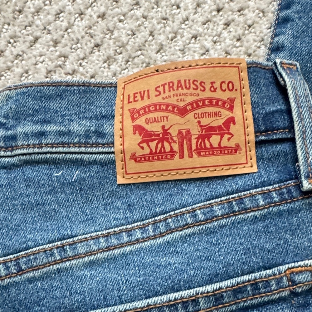 Levi's - Wedgie Straight- NWOT- Size 28 - Picture 5 of 7